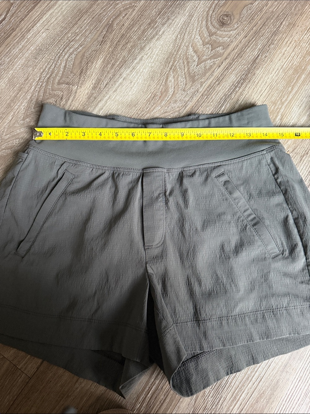 Athleta Women’s Trekkie North Olive Green High-Waist Active Shorts Size: 4 - Picture 8 of 9
